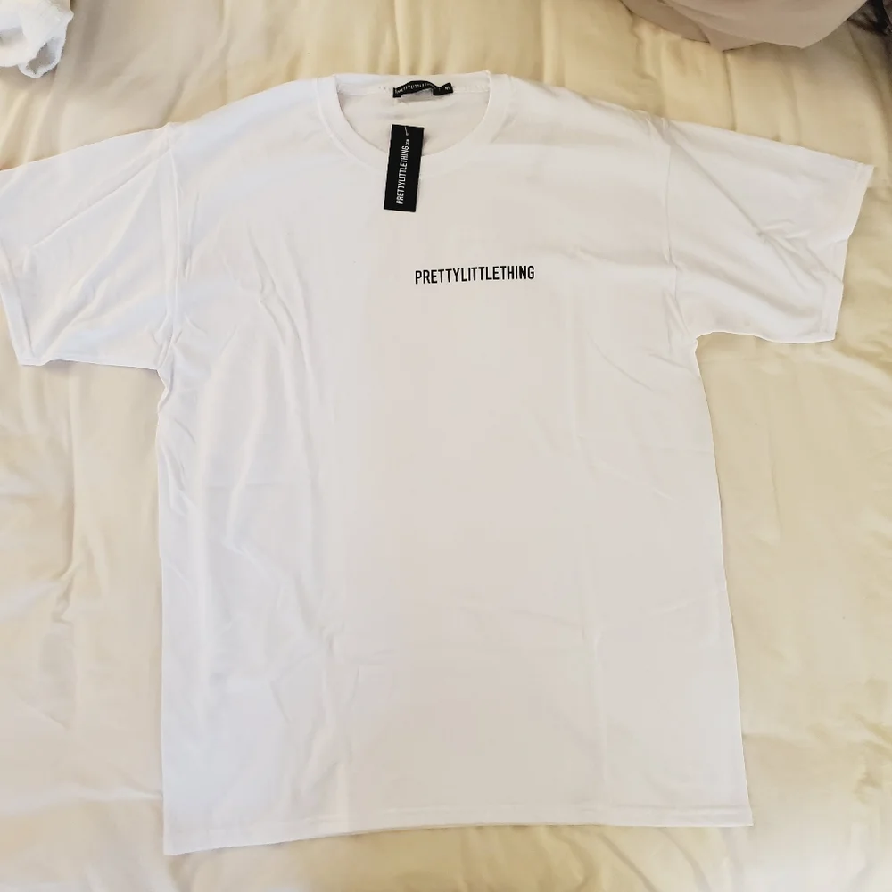 New PrettyLittleThing PLT Logo White Oversized Tee M - Picture 1 of 3